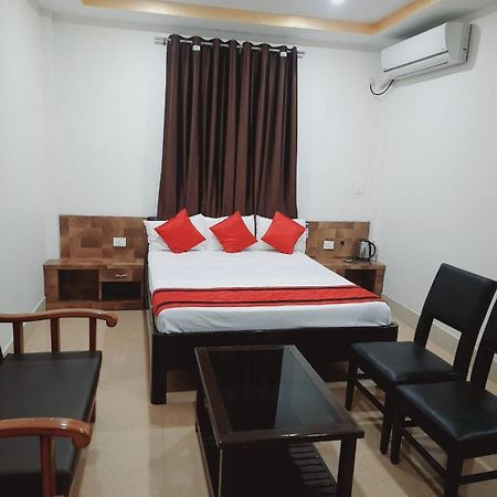 Hotel Knight Inn Airport Гувахати Экстерьер фото