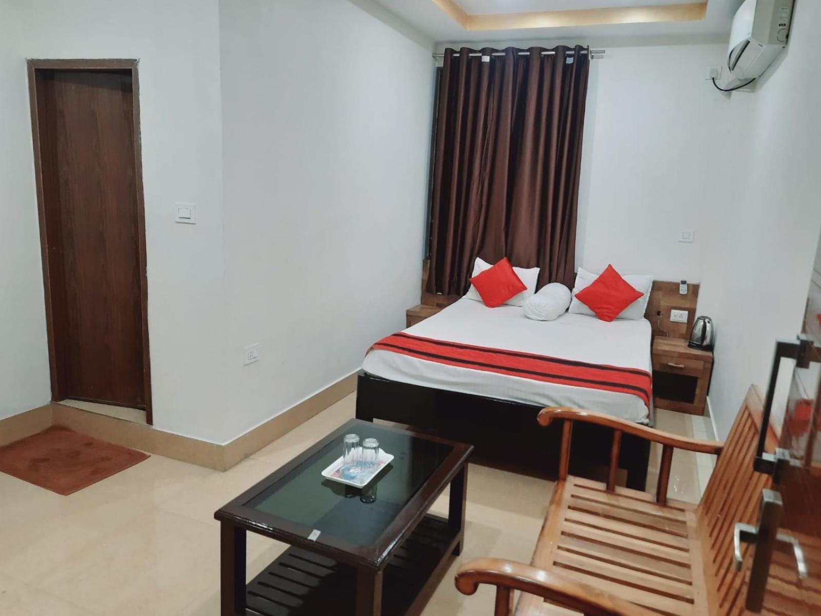 Hotel Knight Inn Airport Гувахати Экстерьер фото
